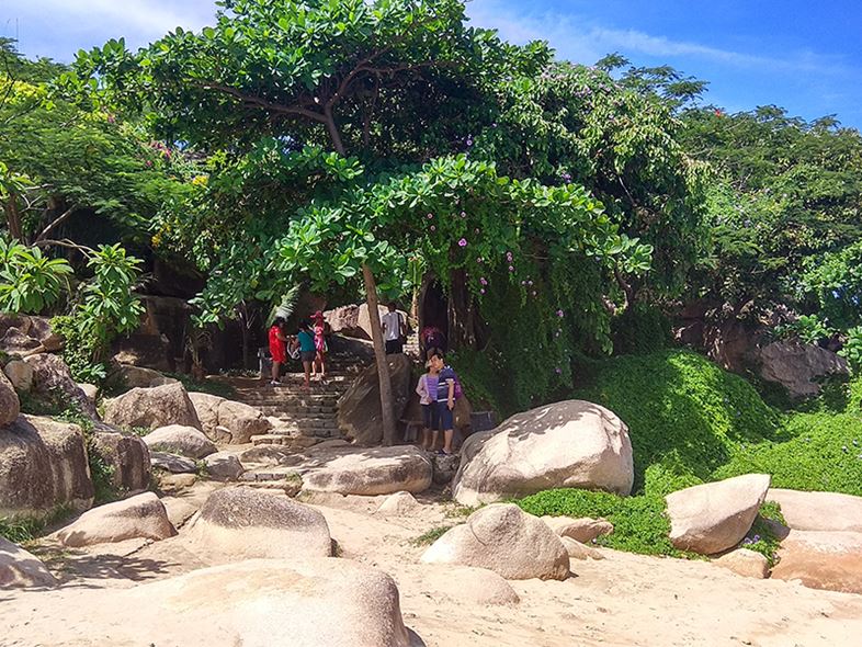 Hòn Chồng Nha Trang Điểm Du Lịch Hấp Dẫn Số 1!