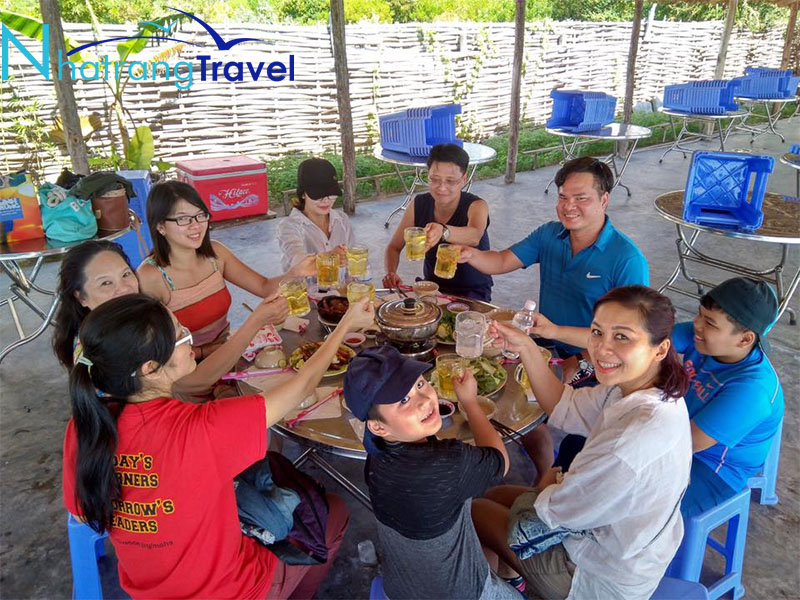 Du Lịch Đảo Điệp Sơn Khám Phá Con Đường "Độc Đáo" Giữa Biển