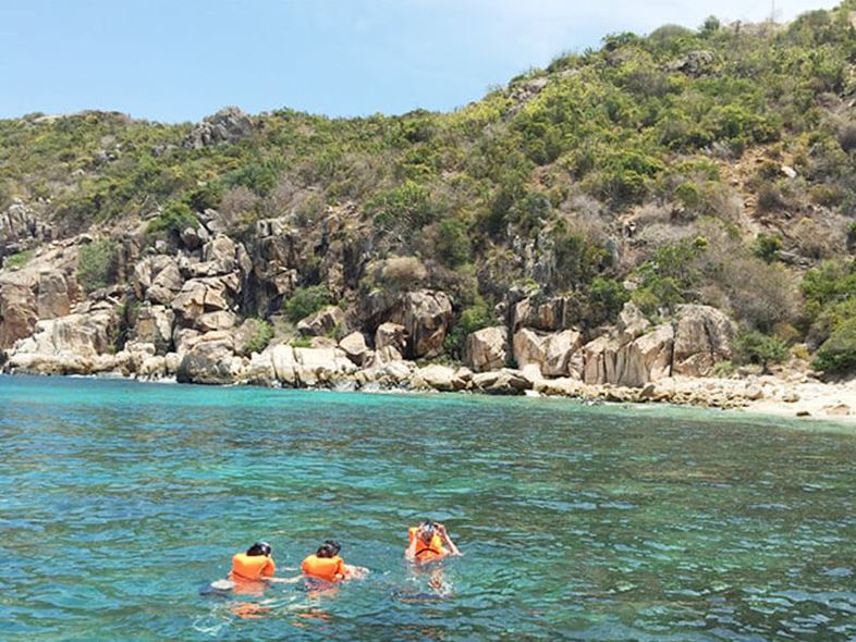 Bãi Nhà Cũ - TOP Điểm Đến Hấp Dẫn Bình Ba!