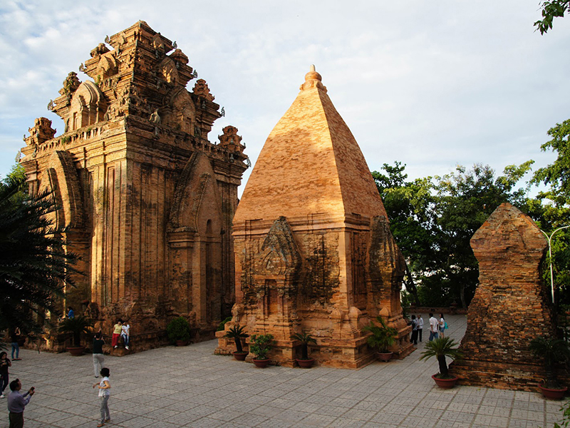 Tháp Bà Ponagar Nha Trang - "TOP 1 Địa Điểm Tham Quan"
