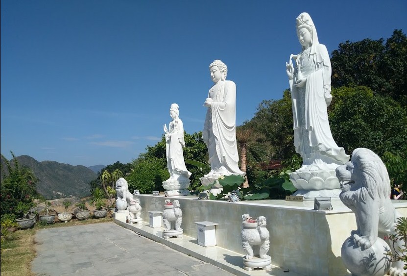 Ba bức tượng phật trắng