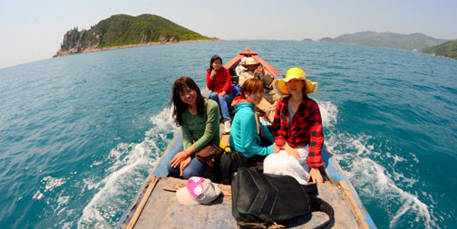 Thuê tàu tham quan các đảo ở Đầm Môn