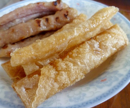 Bánh tráng giòn và chén nước chấm đặc trưng của món nem nướng Nha Trang