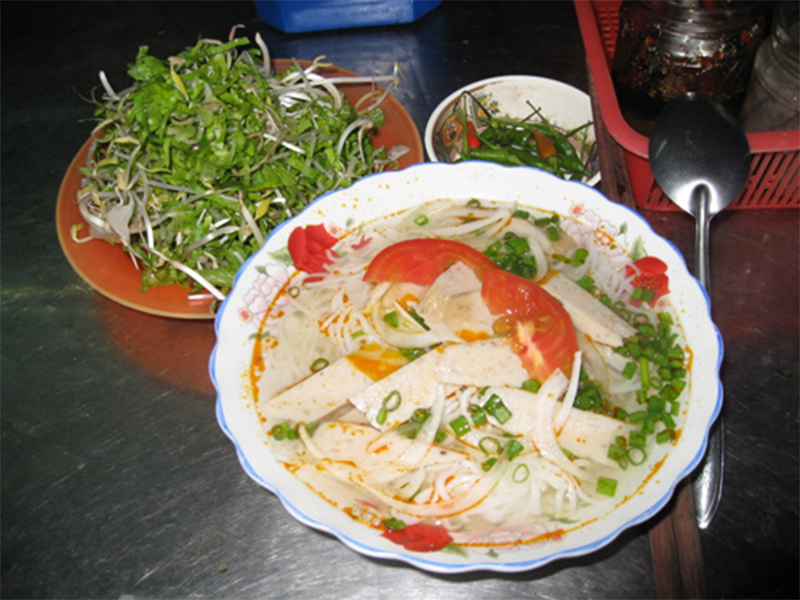 Thưởng thức món bún chả cá Nha Trang