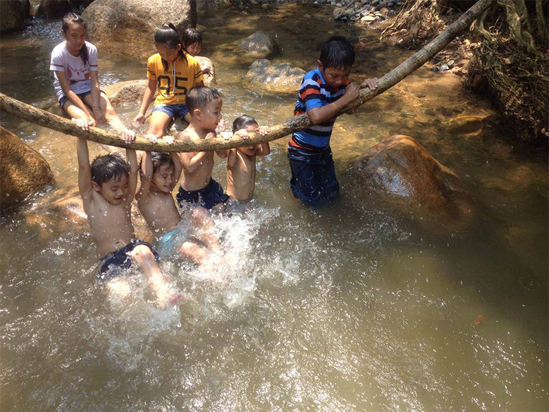 Tắm suối tại Khánh Vĩnh
