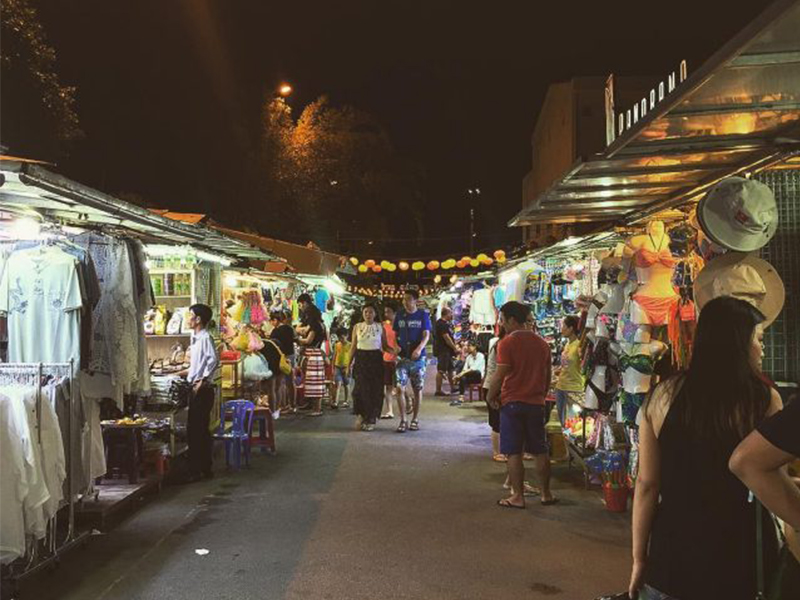 Du khách tham quan chợ đêm Nha Trang